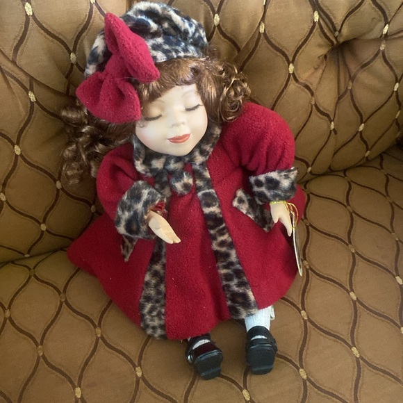 Porcelain Genuine Doll Vanessa - Picture 4 of 4
